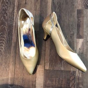 NWOB gold size 6 1/2M easy street dance flex heels